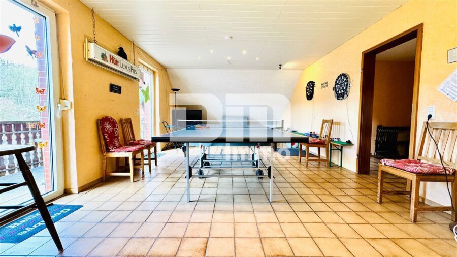 Umfangreich saniertes Zwei- bis Dreifamilienhaus mit Doppelgarage + Carport in idyllischer Lage - DG Wohn / Esszimmer WE3
